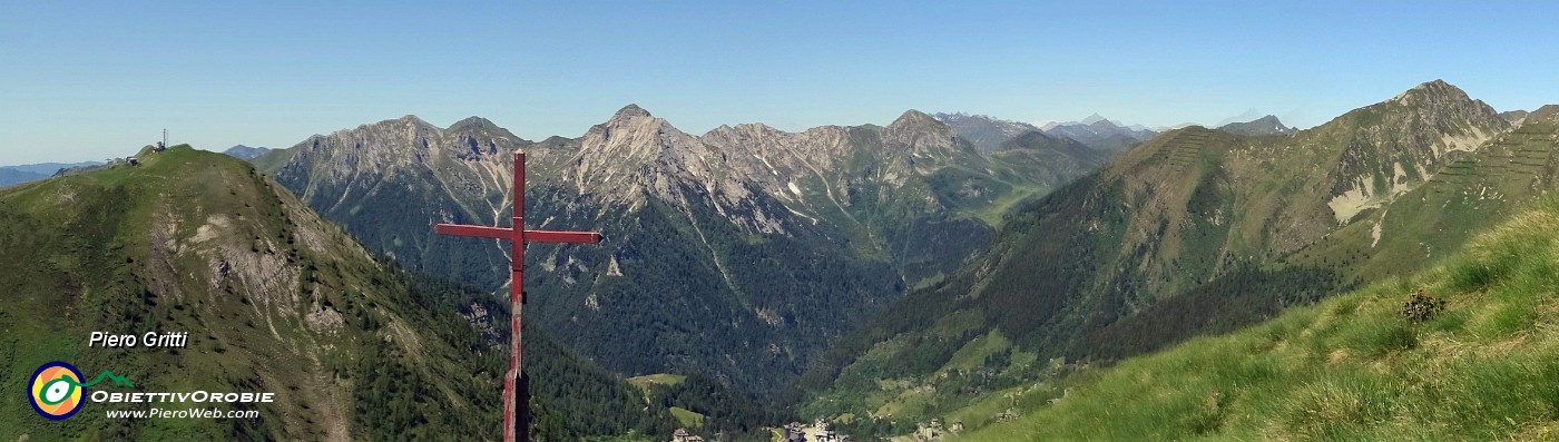 19 Vista panoramica dalla croce della Cima Montebello (2100 m).jpg